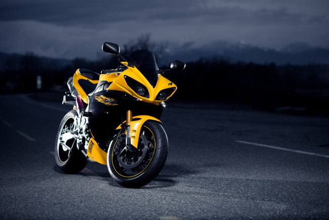 Обои картинки фото мотоциклы, yamaha, black, r1, road, superbike, yellow, супербайк, Ямаха, night, дорога, желтый, черный, ночь