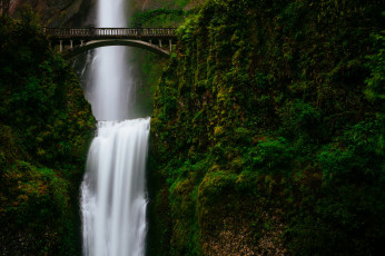 Картинка природа водопады водопад поток мост зелень горы