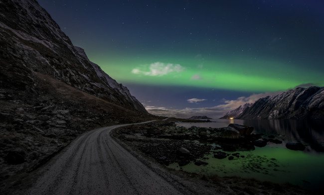 Обои картинки фото природа, дороги, дорога, небо, ночь, скалы, облака, норвегия, северное, сияние, лофотенские, острова