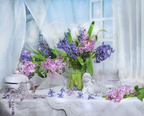 обоя цветы, гиацинты, ангел, окно, бусы, ваза, натюрморт, штора