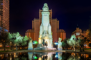 Картинка madrid +don+quixote города мадрид+ испания огни ночь памятник