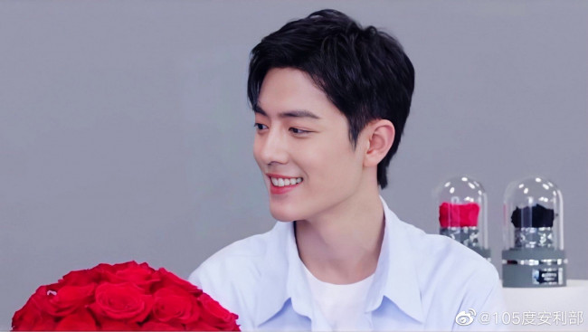 Обои картинки фото мужчины, xiao zhan, актер, розы, колбы, презентация