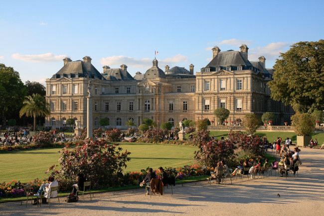 Обои картинки фото люксембургский, дворец, париж, города, франция, люди, парк, окна, скамейки