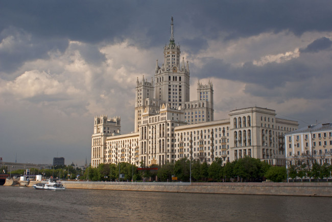 Обои картинки фото города, москва, россия, здание, набережная, деревья, облака