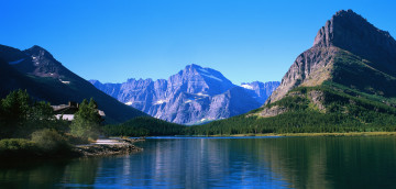 обоя природа, реки, озера, вершины, лес, горное, озеро, дом, swiftcurrent lake, отражение, горы, национальный парк глейшер, монтана, сша
