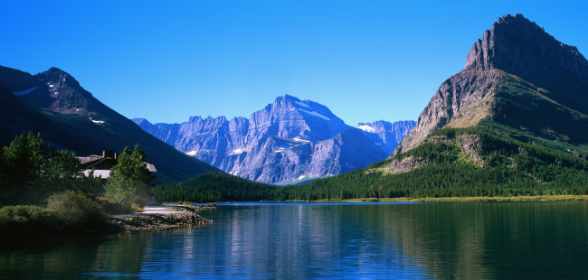 Обои картинки фото природа, реки, озера, вершины, лес, горное, озеро, дом, swiftcurrent lake, отражение, горы, национальный парк глейшер, монтана, сша