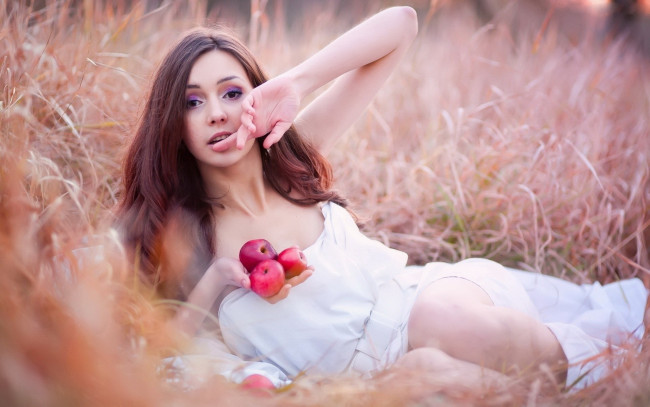 Обои картинки фото -Unsort Брюнетки Шатенки, девушки, unsort, брюнетки, шатенки, яблоки, трава