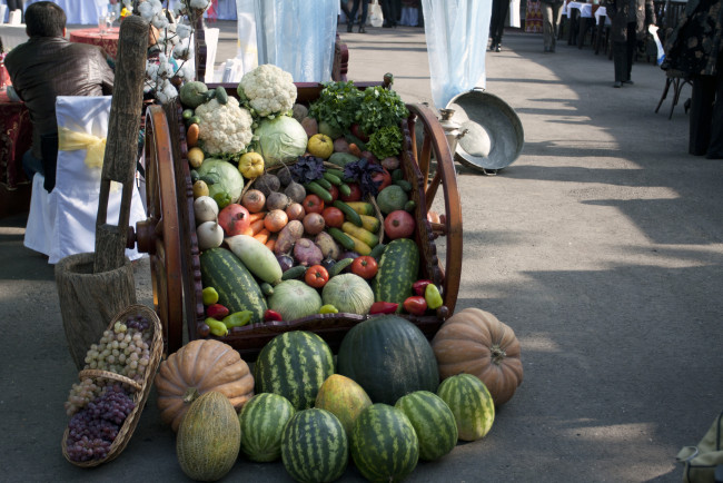 Обои картинки фото еда, овощи, ярмарка, телега, тыква, арбуз