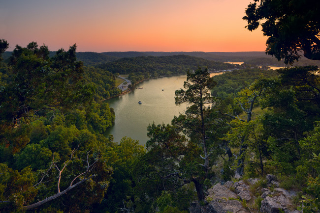 Обои картинки фото lake, of, the, ozarks, природа, реки, озера, панорама, лес, озеро, деревья, закат, пейзаж