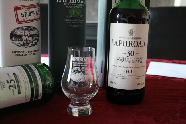 Обои картинки фото whisky, бренды, laphroaig, бутылка, виски