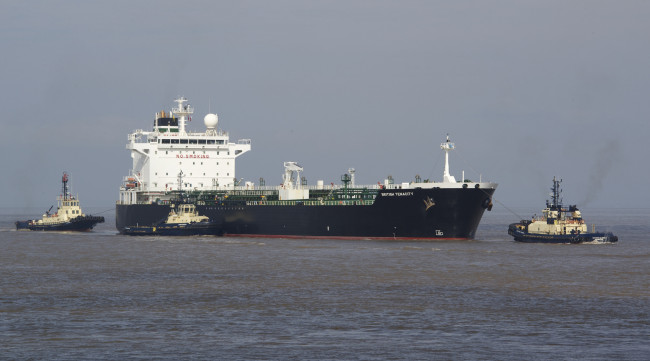 Обои картинки фото корабли, разные вместе, море, буксиры, танкер, the, tanker, tug, boats, sea