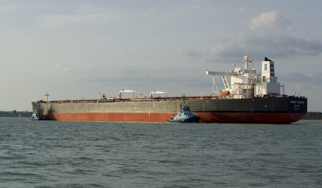 Обои картинки фото корабли, разные вместе, the, tanker, sea, буксиы, море, танкер