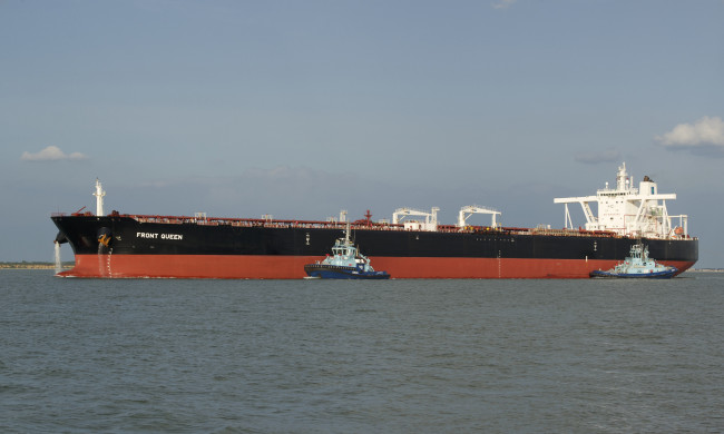 Обои картинки фото корабли, танкеры, the, tanker, буксиры, море, танкер, sea