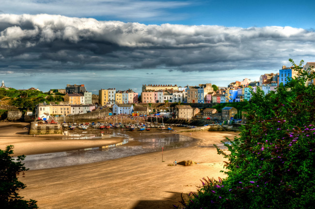 Обои картинки фото tenby wales великобритания, города, - улицы,  площади,  набережные, tenby, wales, великобритания, дома, река, небо, облака