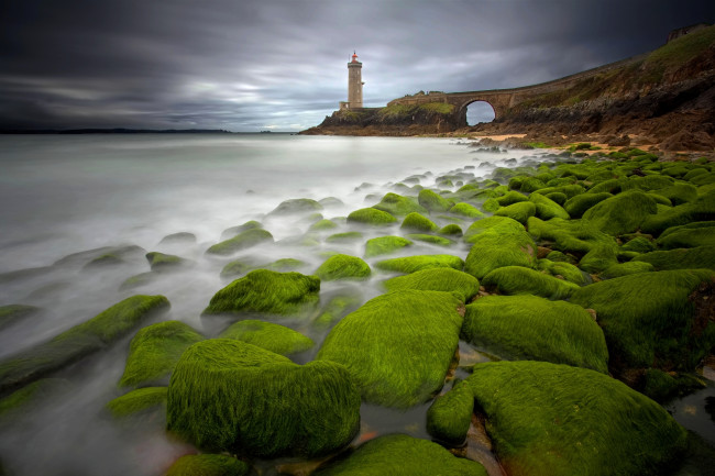 Обои картинки фото природа, маяки, море, мох, камни, тучи, небо, маяк, берег