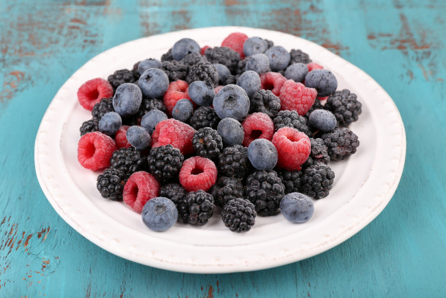 Обои картинки фото еда, фрукты,  ягоды, малина, ежевика, черника, ягоды, миска