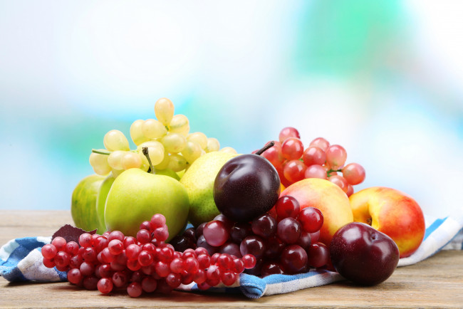 Обои картинки фото еда, фрукты,  ягоды, виноград, салфетка, яблоки, слива