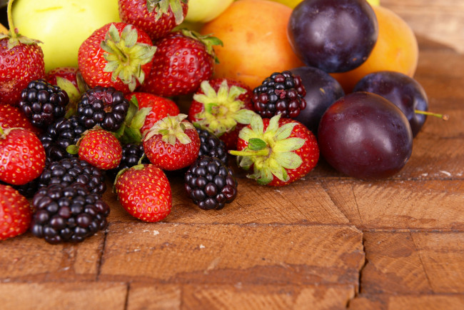 Обои картинки фото еда, фрукты,  ягоды, яблоко, ягоды, ежевика, клубника