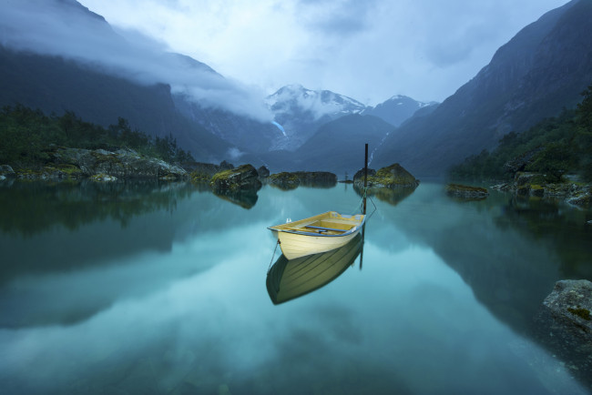 Обои картинки фото корабли, лодки,  шлюпки, камни, горы, stones, озеро, mountains, lake, лодка, boat