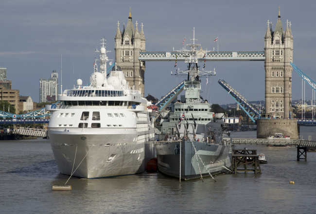 Обои картинки фото корабли, разные вместе, мост, причал, военный, корабль, лайнер