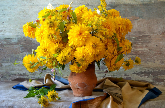 Обои картинки фото цветы, рудбекия, букет, кувшин, желтый, осень