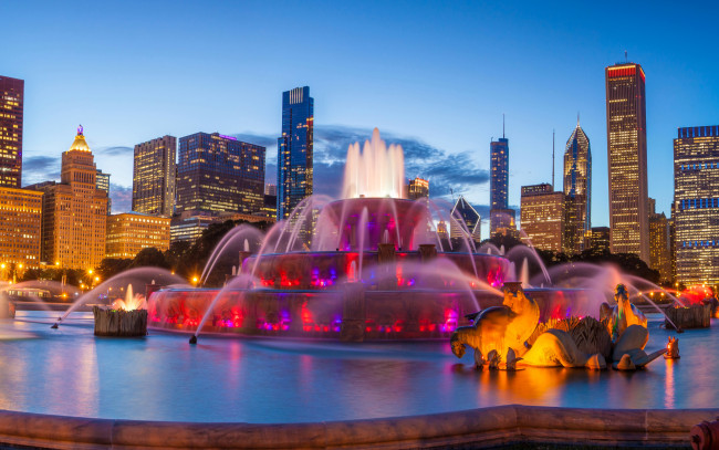 Обои картинки фото города, Чикаго , сша, красивый, букингемский, фонтан, на, фоне, ночных, небоскребов, Чикаго