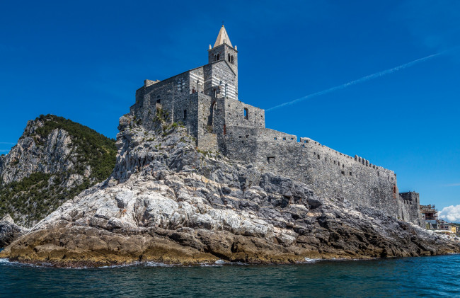 Обои картинки фото porto venere - kirche san pietro, города, - католические соборы,  костелы,  аббатства, простор