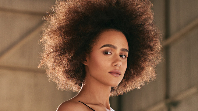 Обои картинки фото девушки, nathalie emmanuel, афро, лицо, пирсинг