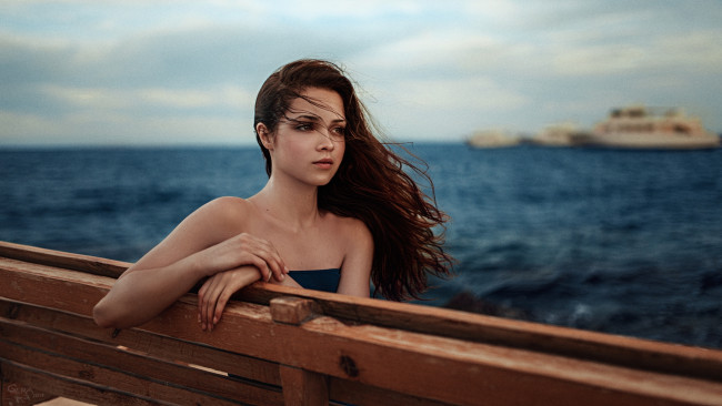 Обои картинки фото девушки, ксения кокорева, море, скамейка, ветер