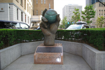 Картинка города памятники скульптуры арт объекты мяч рука скульптура