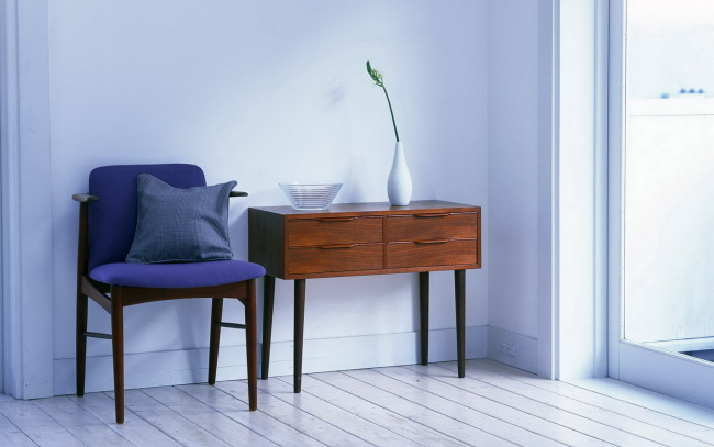 Обои картинки фото интерьер, мебель, тумба, ваза, комната, подушка, синий, стул