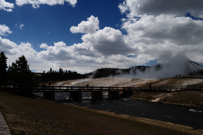 Обои картинки фото river, at, grand, prismatic, springs, монтана, природа, реки, озера, река, облака, мост