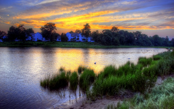 Картинка природа реки озера домики вечер трава деревья река