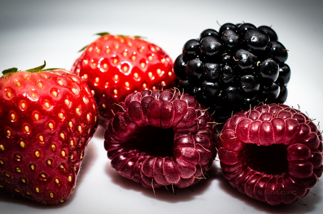 Обои картинки фото еда, фрукты, ягоды, малина, макро, ежевика, клубника
