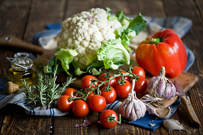 Обои картинки фото еда, овощи, цветная, капуста, розмарин, перец, помидоры, чеснок