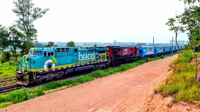 Обои картинки фото техника, поезда, рельсы, железная, дорога, грузовой, состав, локомотивы