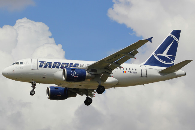 Обои картинки фото airbus a318 tarom, авиация, пассажирские самолёты, полет, небо, авиалайнер