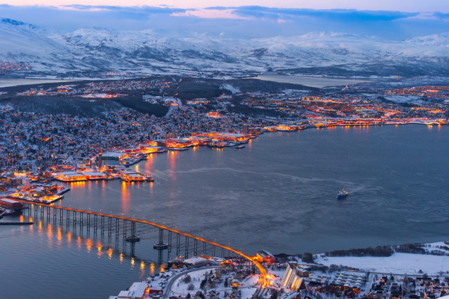 Обои картинки фото тромсё норвегия, города, - панорамы, дома, норвегия, тромсё, tromso, снег, панорама
