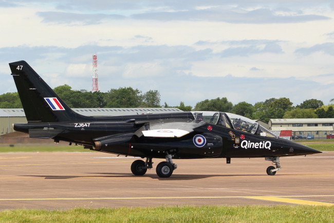 Обои картинки фото dassault alpha jet qinetiq, авиация, боевые самолёты, самолет, полоса, аэродром