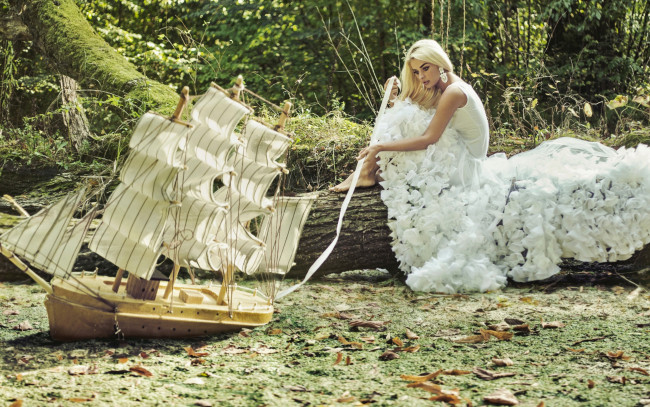 Обои картинки фото девушки, -unsort , блондинки, бревно, болото, парусник, кораблик, платье, настроение, модель