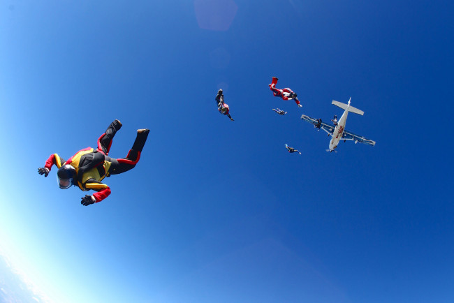 Обои картинки фото спорт, экстрим, шлем, самолет, небо, парашютизм, парашютисты