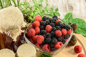 Картинка еда фрукты +ягоды ягоды малина банки ежевика
