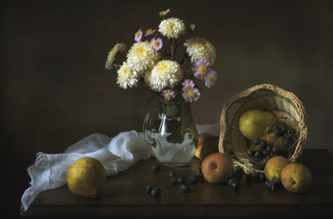 Обои картинки фото еда, натюрморт, виноград, груши, астры, хризантемы