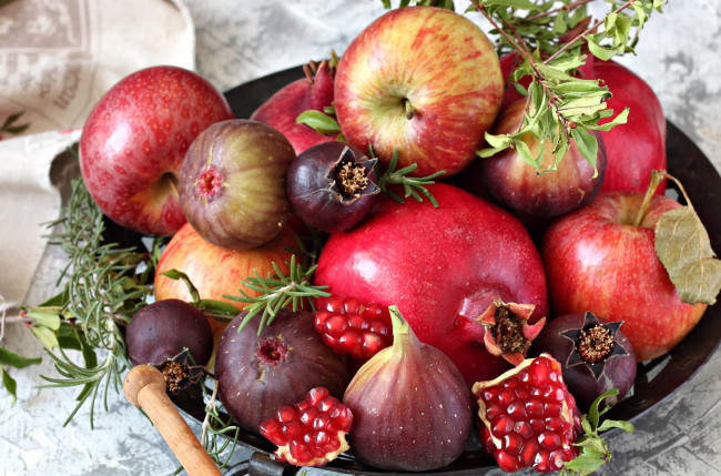Обои картинки фото еда, фрукты,  ягоды, яблоки, гранат, инжир