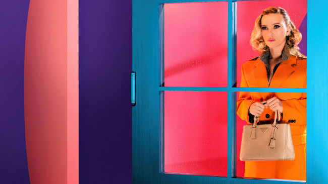 Обои картинки фото девушки, scarlett johansson, актриса, блондинка, пальто, сумка, дверь