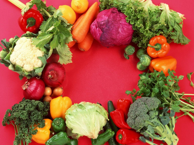 Обои картинки фото еда, овощи, болгарский, перец, помидор, брокколи, кукуруза, имбирь, маис, цветная, капуста, красный, оранжевый, зелёный, белый, фон
