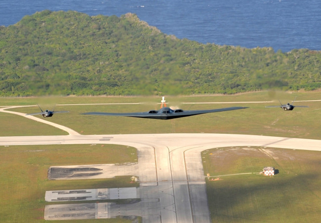 Обои картинки фото авиация, боевые, самолёты, northrop, взлётная, полоса, взлёт, b-2, малозаметный, невидимка
