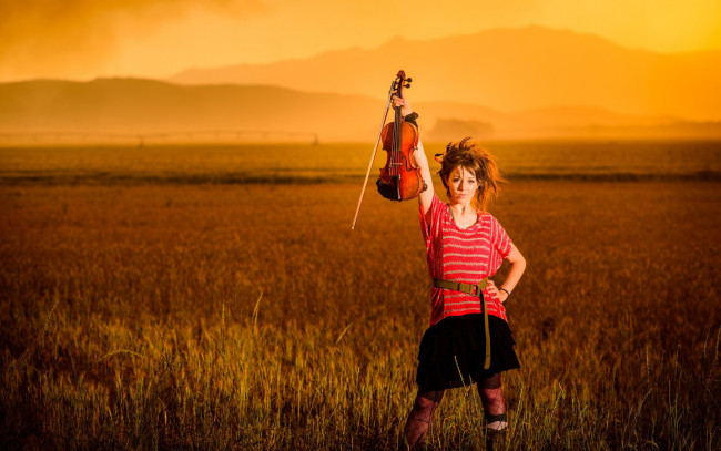 Обои картинки фото музыка, lindsey, stirling, поле, скрипка, девушка