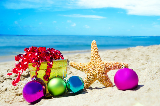 Обои картинки фото праздничные, разное, новый, год, песок, звезда, подарок, бант, шарики, пляж, море