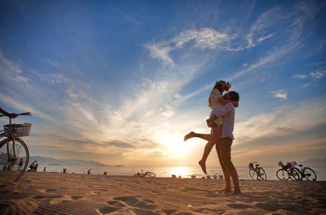 Обои картинки фото разное, мужчина женщина, облака, велосипеды, море, пара, пляж, закат, радость, девушка, парень